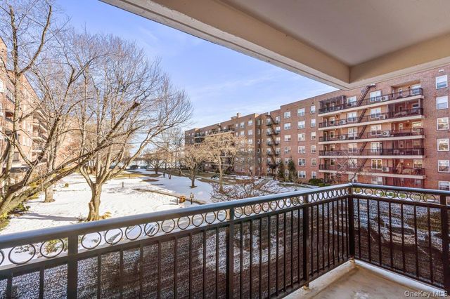 162-01 Powells Cove Boulevard 2D, Beechhurst, NY 11357