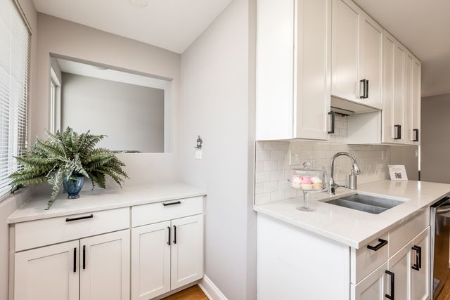 9255 W Ballard Road, Des Plaines, IL 60016