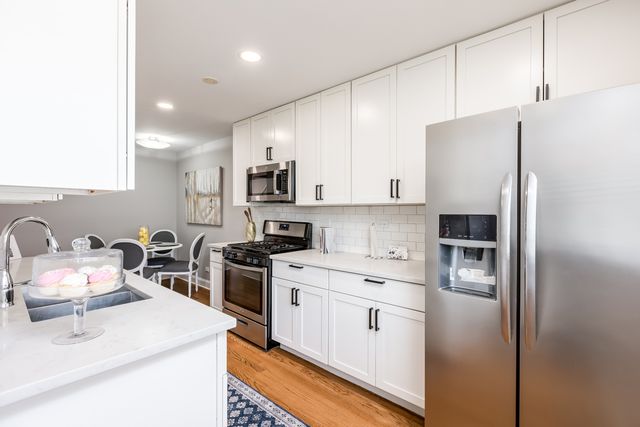 9255 W Ballard Road, Des Plaines, IL 60016