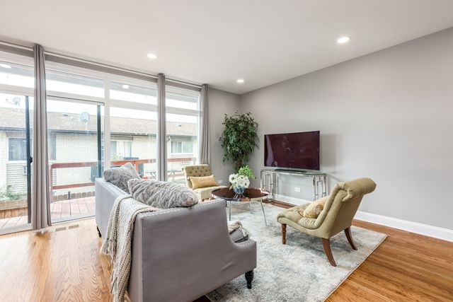 9255 W Ballard Road, Des Plaines, IL 60016