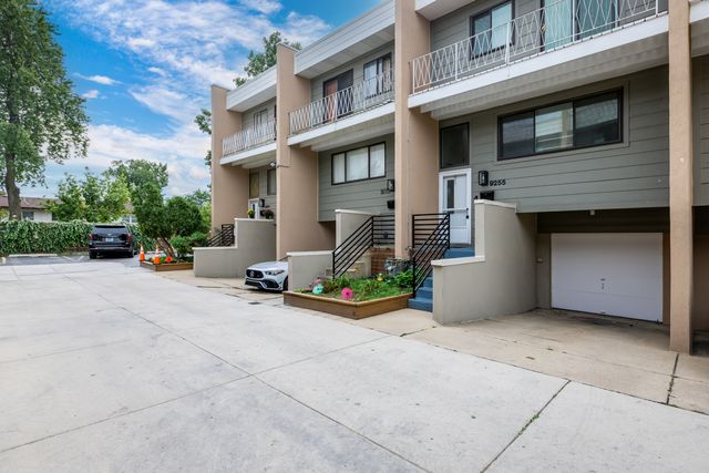 9255 W Ballard Road, Des Plaines, IL 60016