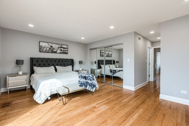 9255 W Ballard Road, Des Plaines, IL 60016