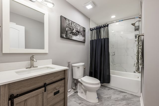 9255 W Ballard Road, Des Plaines, IL 60016