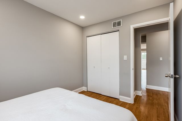 9255 W Ballard Road, Des Plaines, IL 60016