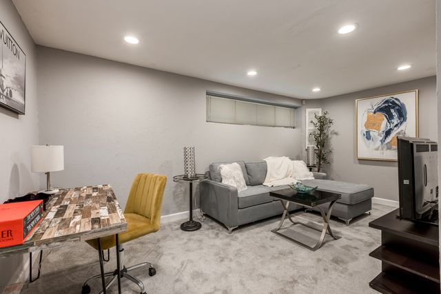 9255 W Ballard Road, Des Plaines, IL 60016