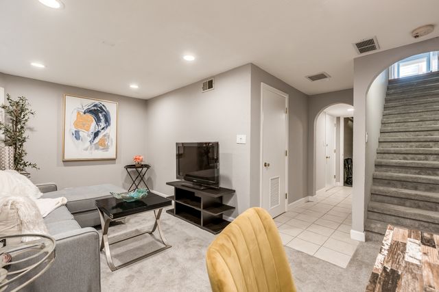9255 W Ballard Road, Des Plaines, IL 60016