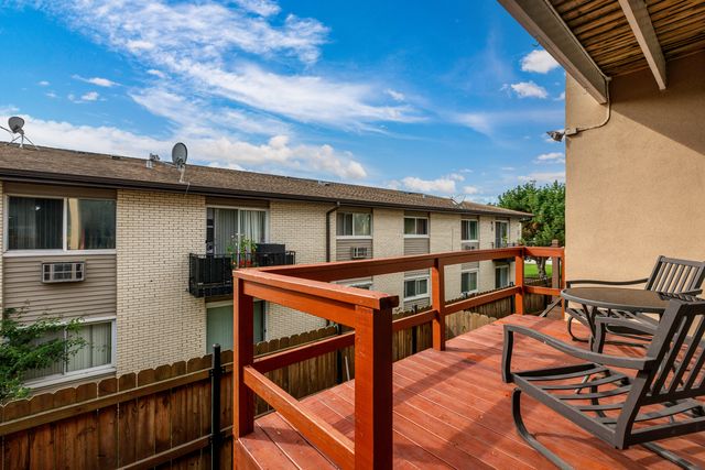 9255 W Ballard Road, Des Plaines, IL 60016