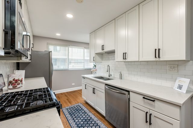 9255 W Ballard Road, Des Plaines, IL 60016