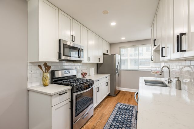 9255 W Ballard Road, Des Plaines, IL 60016