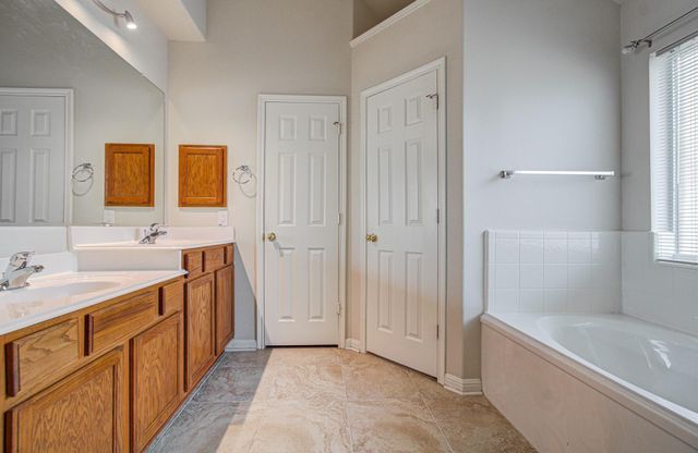 10004 Chestnut Creek Way, Pearland, TX 77584