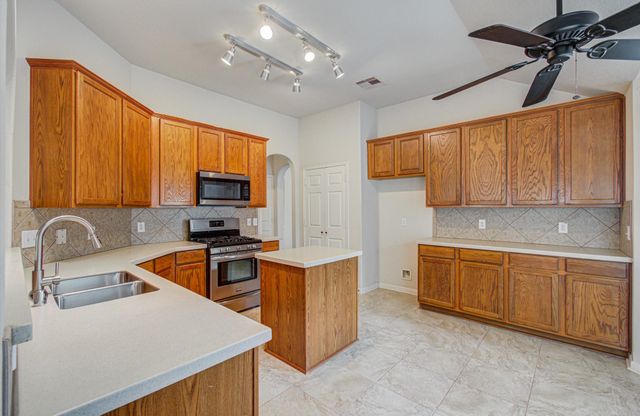 10004 Chestnut Creek Way, Pearland, TX 77584