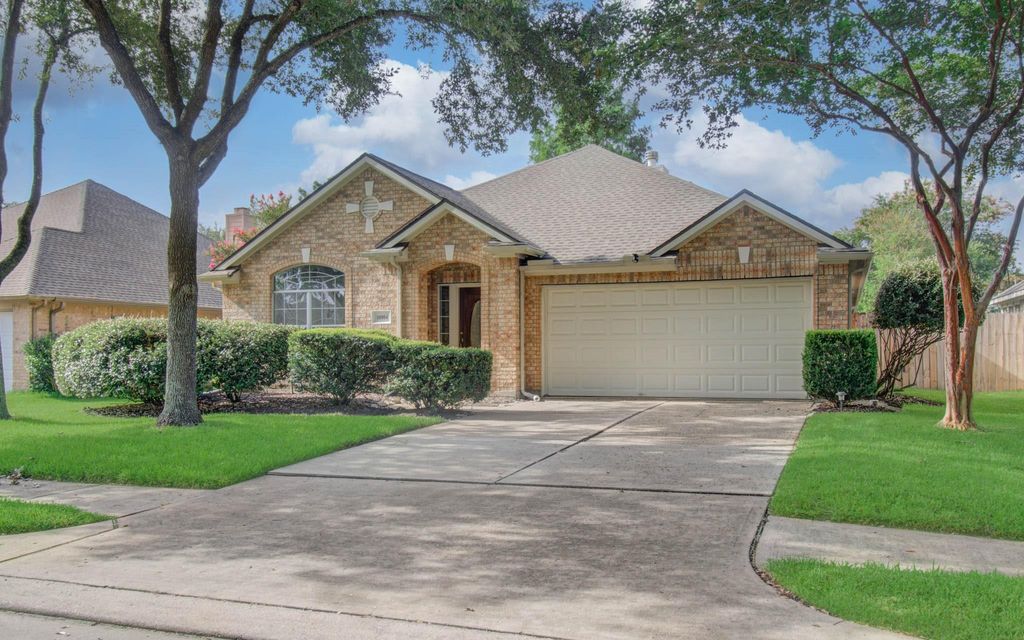 10004 Chestnut Creek Way, Pearland, TX 77584