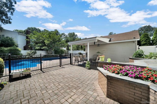 76 Balcom Road, Farmingdale, NY 11735