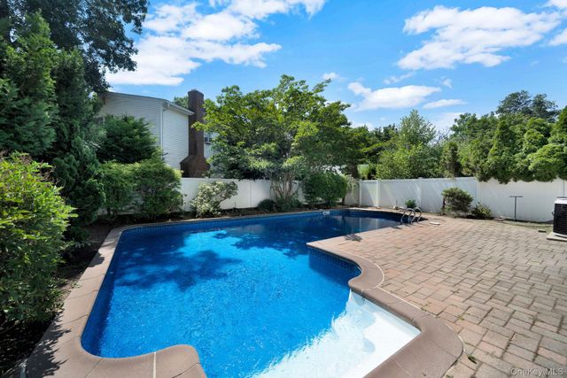 76 Balcom Road, Farmingdale, NY 11735