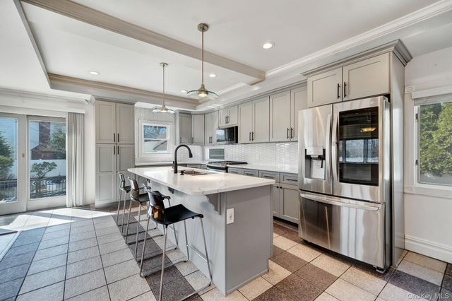 76 Balcom Road, Farmingdale, NY 11735