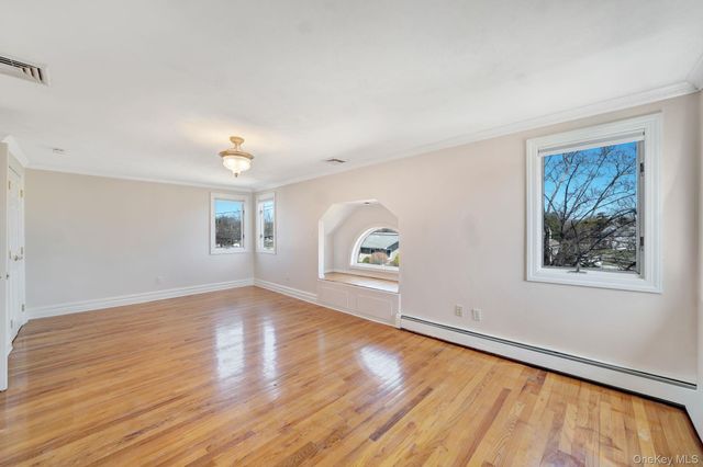 76 Balcom Road, Farmingdale, NY 11735