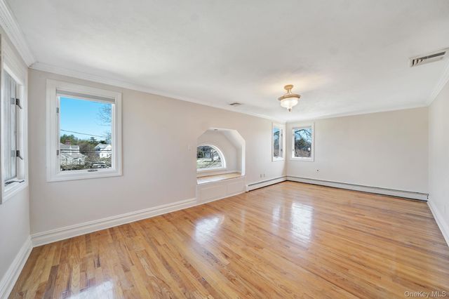 76 Balcom Road, Farmingdale, NY 11735