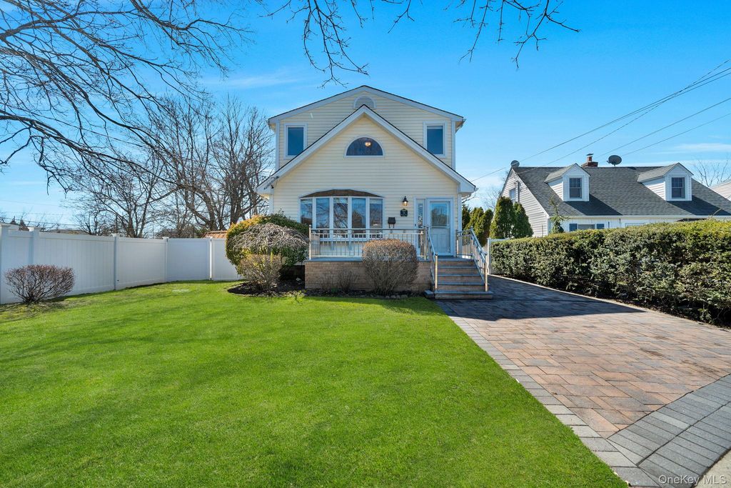 76 Balcom Road, Farmingdale, NY 11735