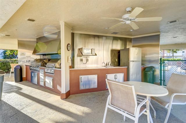 8941 S Hollybrook Boulevard 205, Pembroke Pines, FL 33025