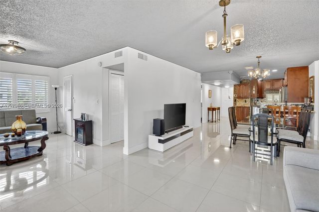 8941 S Hollybrook Boulevard 205, Pembroke Pines, FL 33025