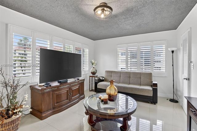 8941 S Hollybrook Boulevard 205, Pembroke Pines, FL 33025