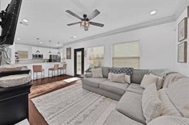 907 Frio Street, Houston, TX 77012