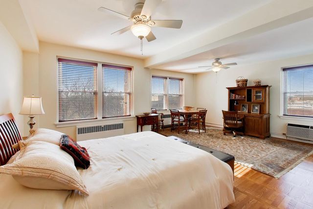 1585 Ridge Avenue 505, Evanston, IL 60201