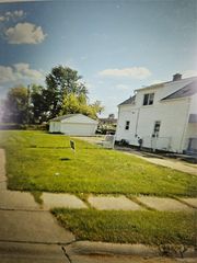 000 Pinehurst, Roseville, MI 48066