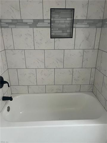 11 Markham DR, Hampton, VA 23669