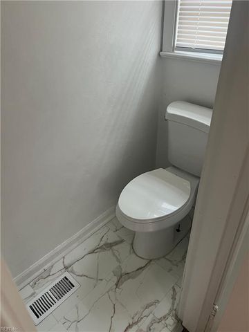 11 Markham DR, Hampton, VA 23669