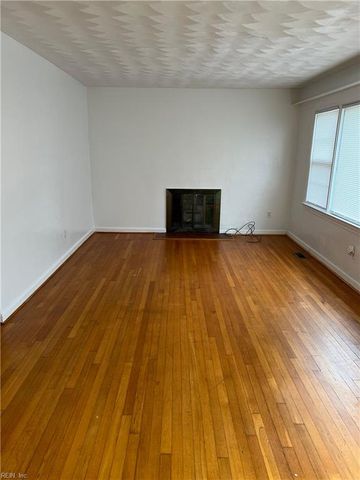 11 Markham DR, Hampton, VA 23669