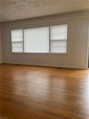 11 Markham DR, Hampton, VA 23669