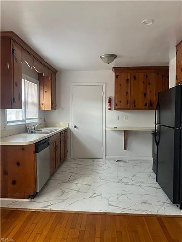 11 Markham DR, Hampton, VA 23669