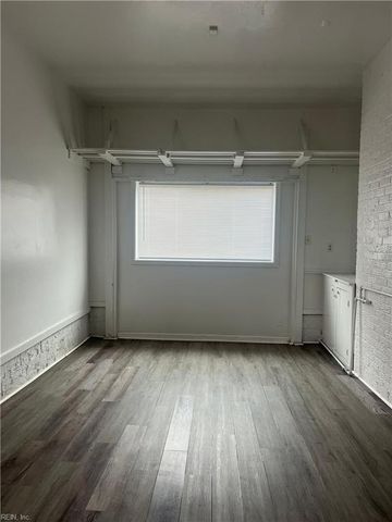 11 Markham DR, Hampton, VA 23669