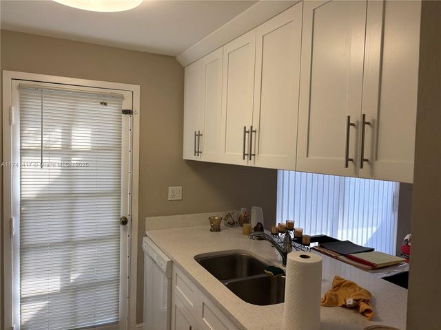 10806 N Kendall Dr P-26, Miami, FL 33176