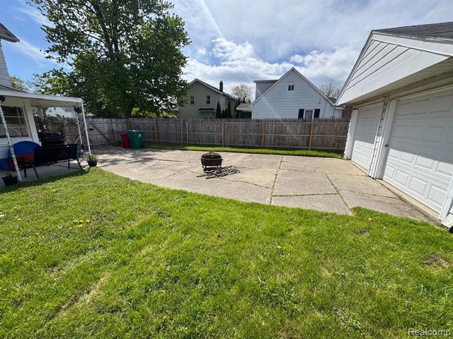 22503 Pleasant Avenue, Eastpointe, MI 48021