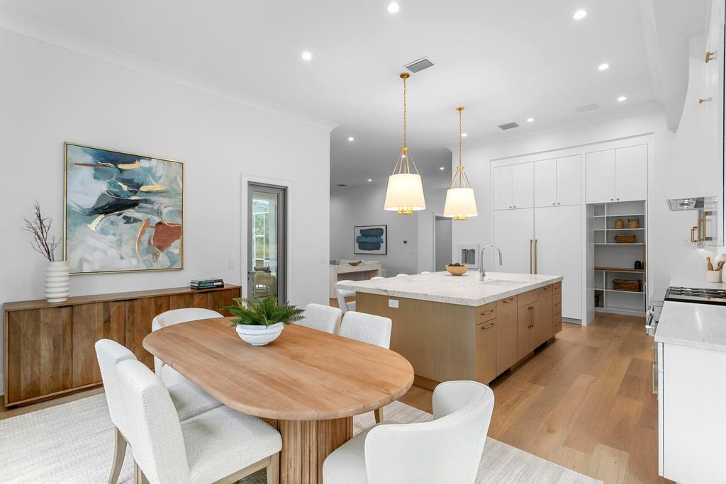 Image 18 of property listing at 423 S ROYAL POINCIANA DRIVE, Tampa, FL 33609