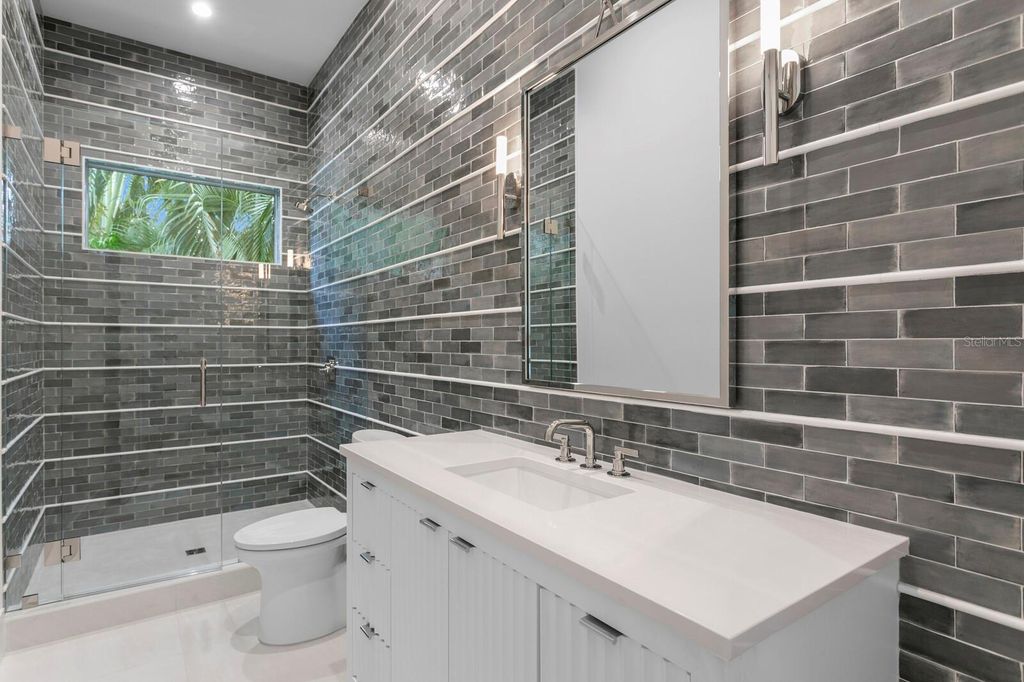 Image 20 of property listing at 423 S ROYAL POINCIANA DRIVE, Tampa, FL 33609