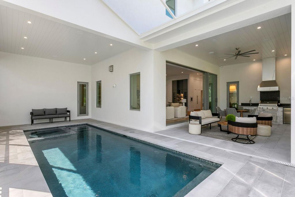 Image 3 of property listing at 423 S ROYAL POINCIANA DRIVE, Tampa, FL 33609
