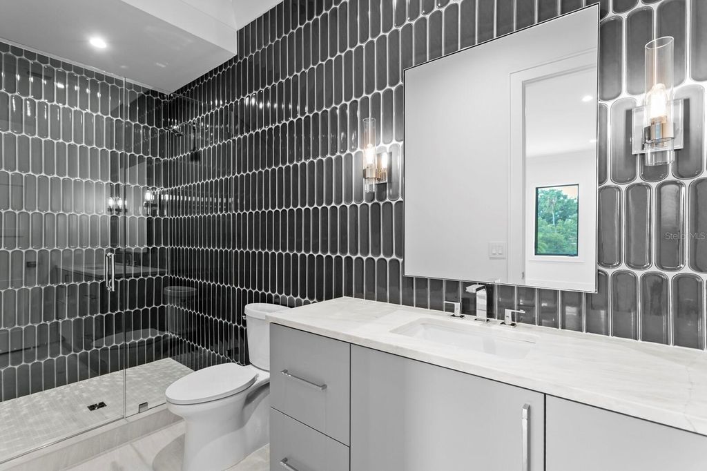 Image 38 of property listing at 423 S ROYAL POINCIANA DRIVE, Tampa, FL 33609