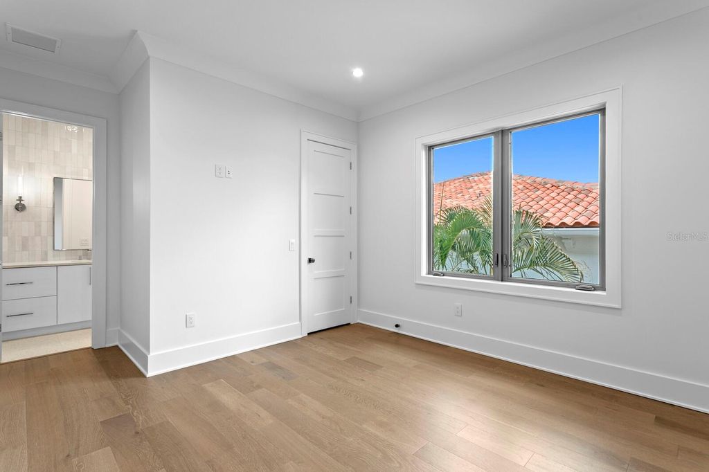 Image 39 of property listing at 423 S ROYAL POINCIANA DRIVE, Tampa, FL 33609