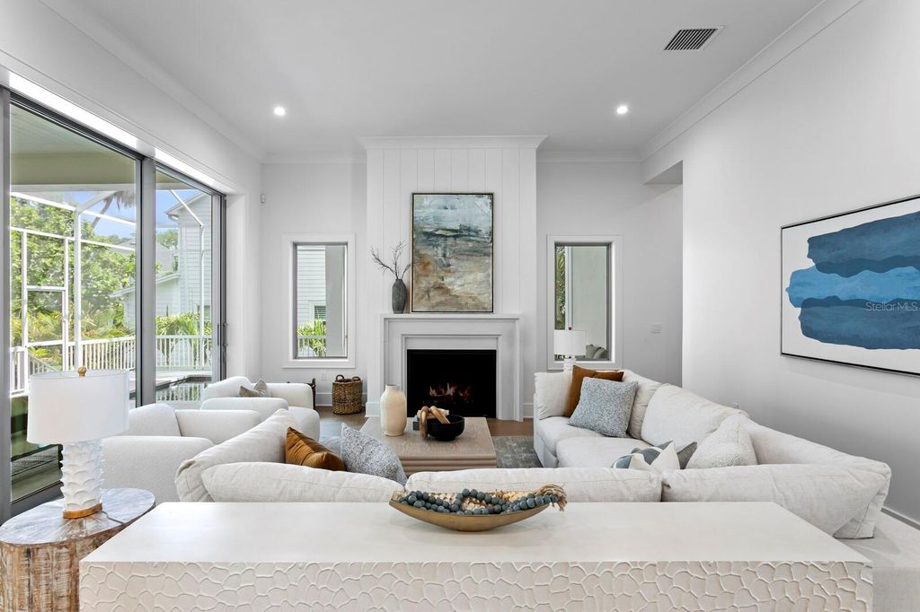 Image 5 of property listing at 423 S ROYAL POINCIANA DRIVE, Tampa, FL 33609