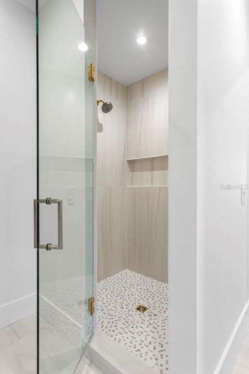 Image 43 of property listing at 423 S ROYAL POINCIANA DRIVE, Tampa, FL 33609