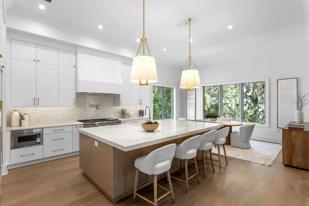Image 10 of property listing at 423 S ROYAL POINCIANA DRIVE, Tampa, FL 33609
