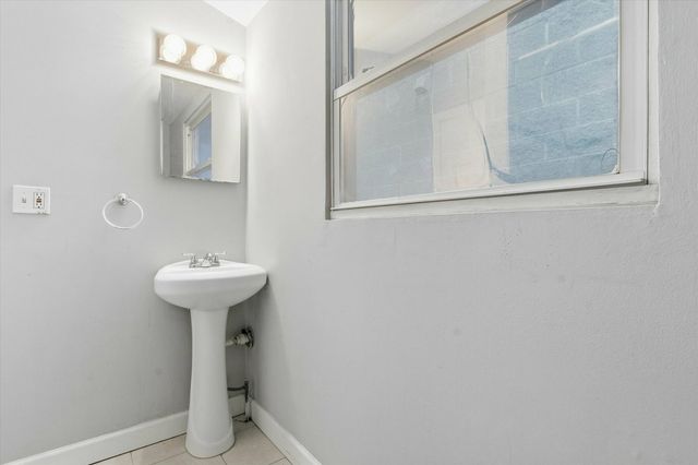 4140 N Western Avenue, Chicago, IL 60618