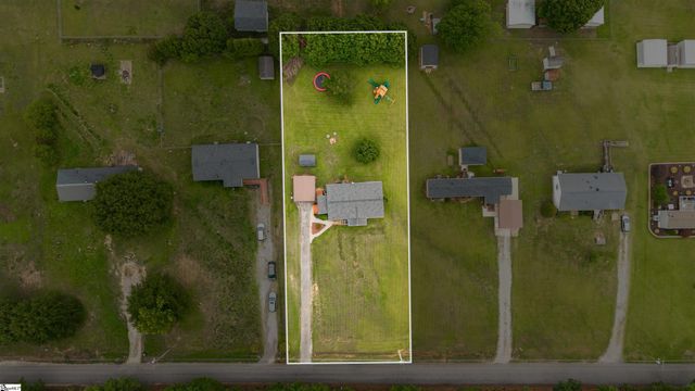 143 Perry Road, Woodruff, SC 29388