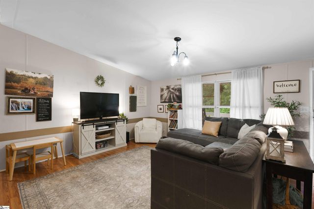 143 Perry Road, Woodruff, SC 29388