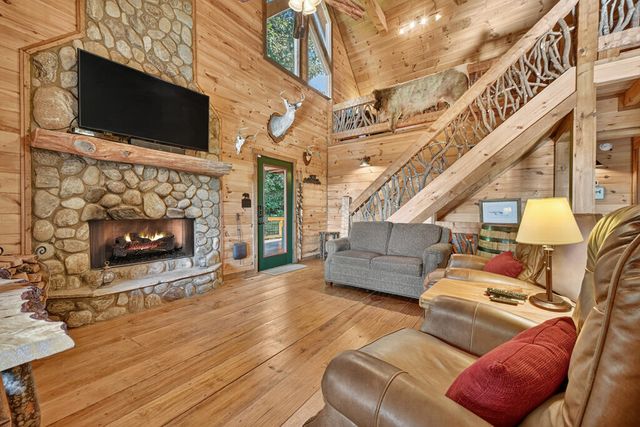 16 Mid Mountain Road, Mineral Bluff, GA 30559
