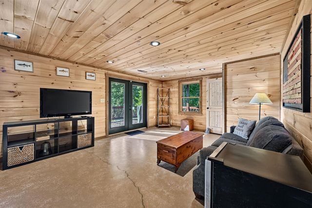 16 Mid Mountain Road, Mineral Bluff, GA 30559