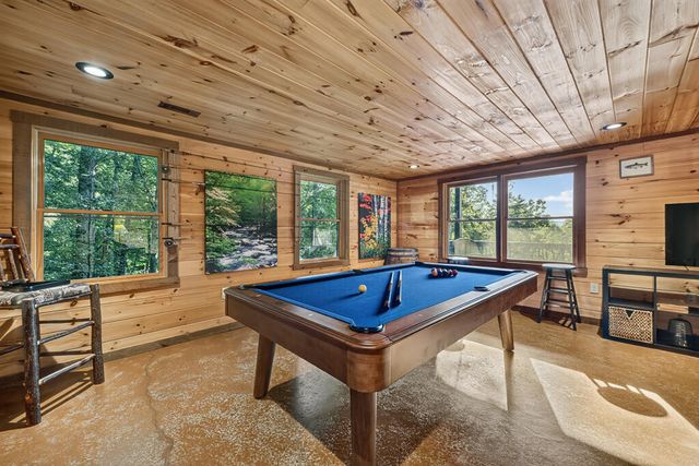 16 Mid Mountain Road, Mineral Bluff, GA 30559